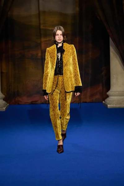 Look 32